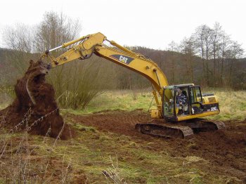 Bagger beim Bau eines Auegewssers 