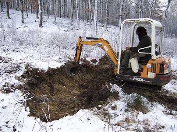 une pelleteuse creuse des eaux de frai destines au sonneur  ventre jaune