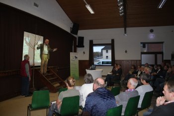 Obstbaumwarte demonstrieren den Pflanzschnitt.